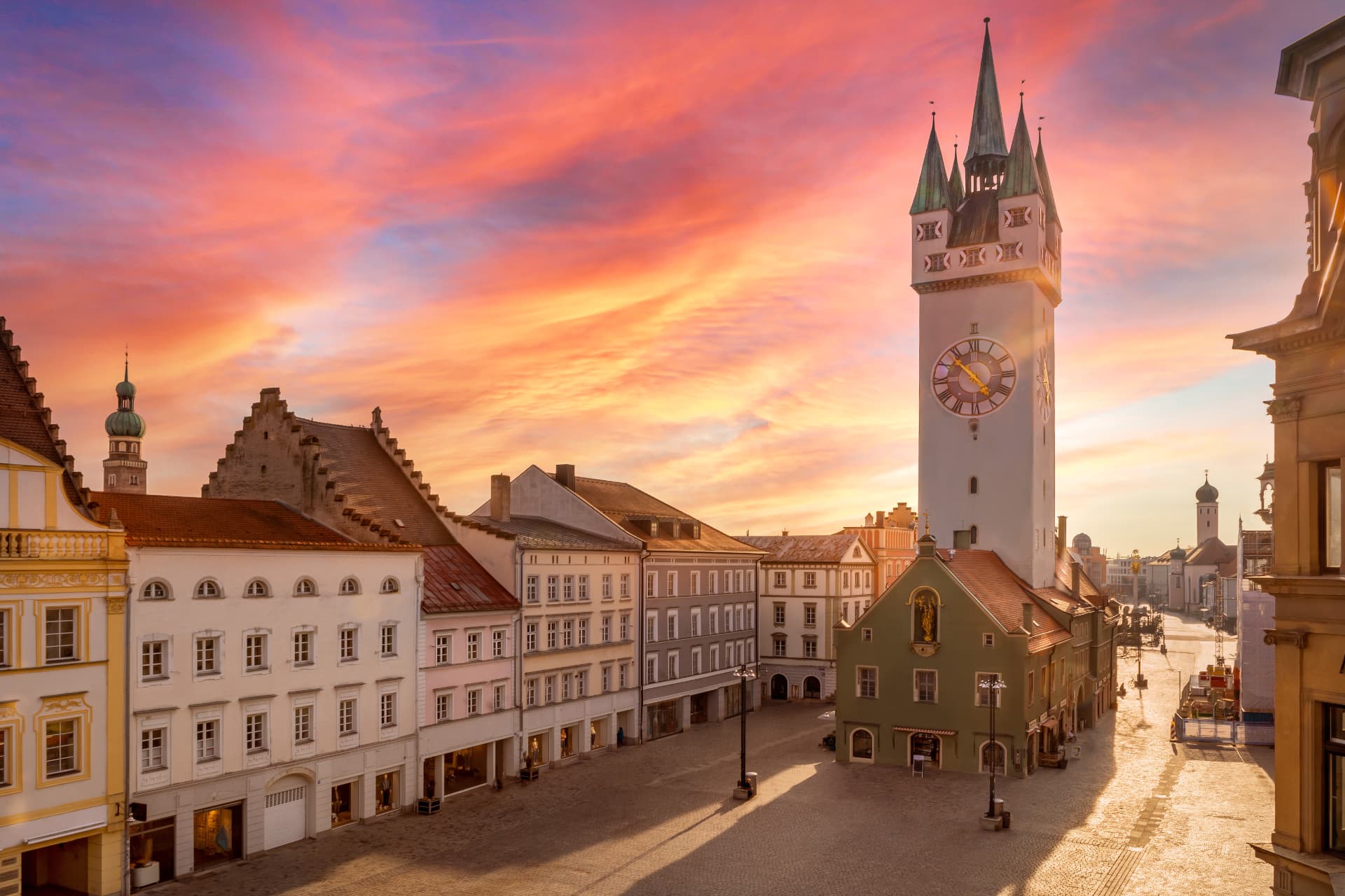 Straubinger Altstadtplatz mit Stadtturm in der Abenddämmerung