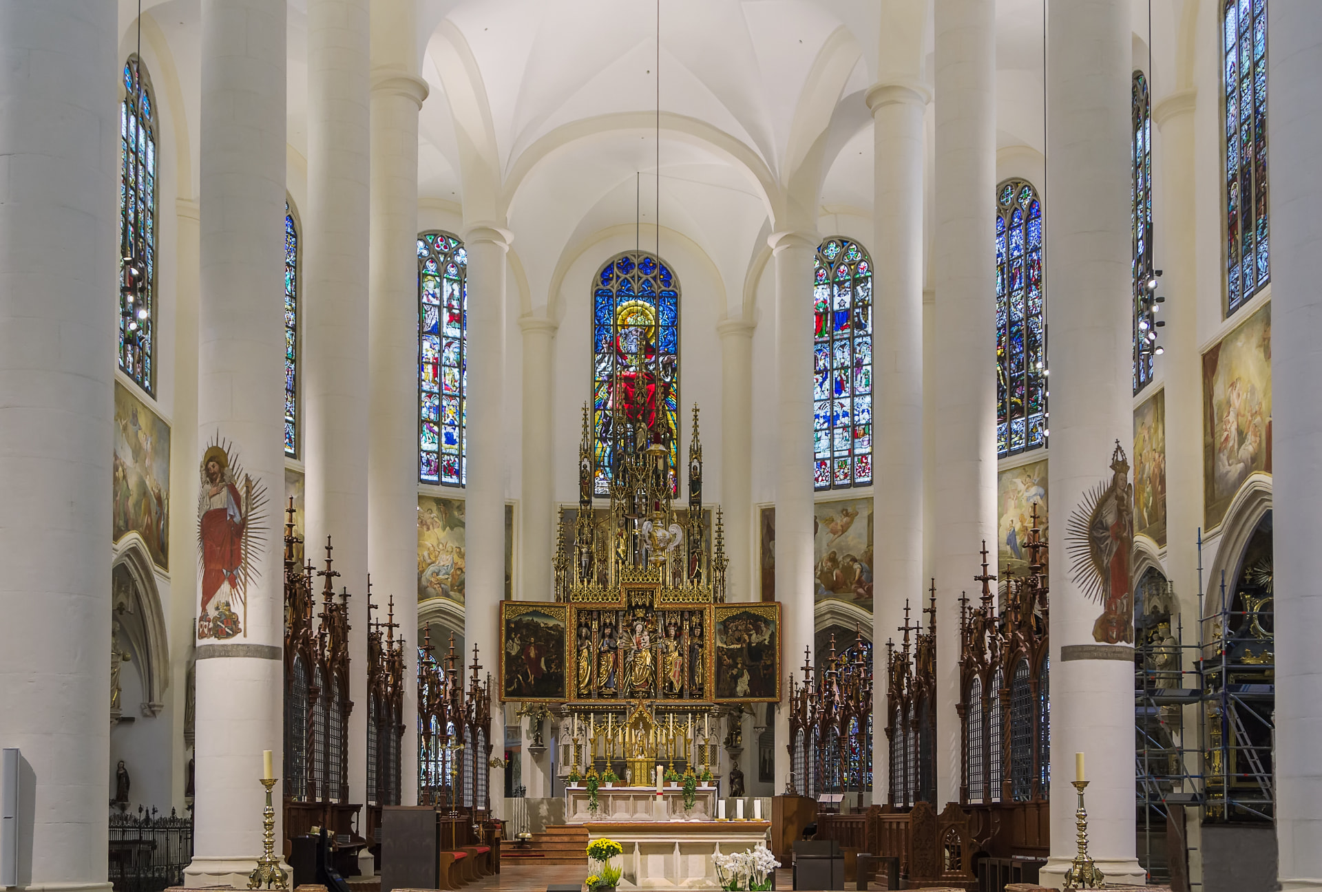 Innenraum der Stadtpfarrkirche St. Jakob in Straubing